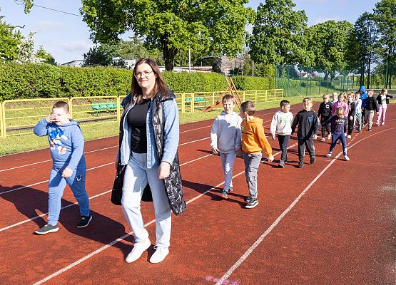 uczestnicy porannego marszu na szkolnym boisku