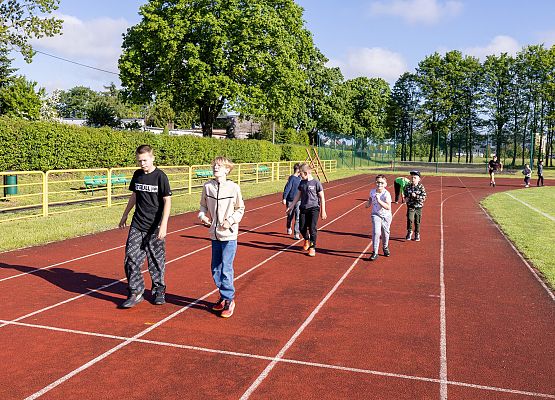 uczestnicy porannego marszu na szkolnym boisku