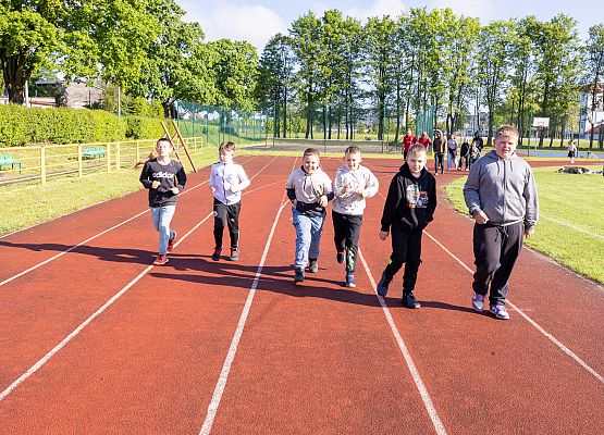 uczestnicy porannego marszu na szkolnym boisku