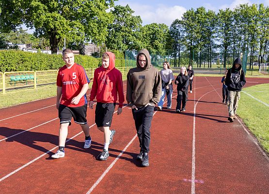 uczestnicy porannego marszu na szkolnym boisku