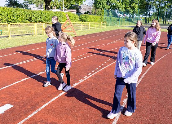 uczestnicy porannego marszu na szkolnym boisku