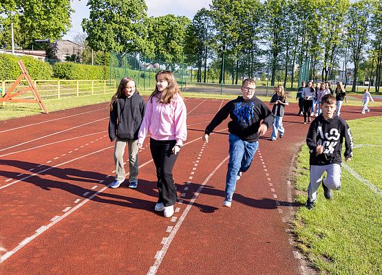 uczestnicy porannego marszu na szkolnym boisku