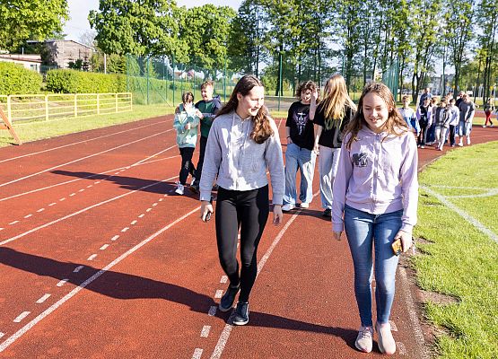 uczestnicy porannego marszu na szkolnym boisku