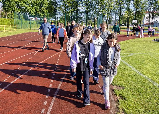 uczestnicy porannego marszu na szkolnym boisku