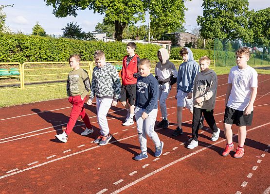 uczestnicy porannego marszu na szkolnym boisku