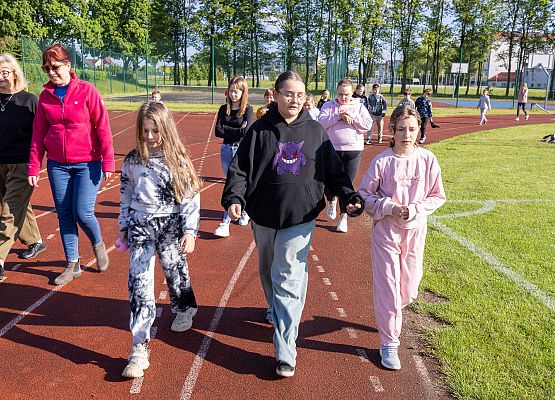 uczestnicy porannego marszu na szkolnym boisku
