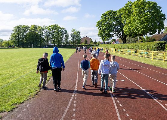 uczestnicy porannego marszu na szkolnym boisku