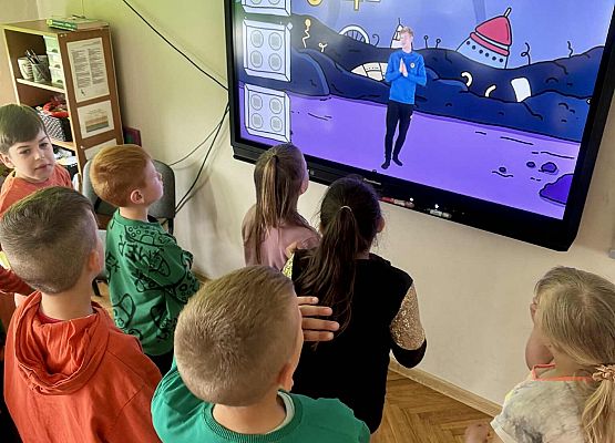 uczniowie klas młodszych ćwiczą