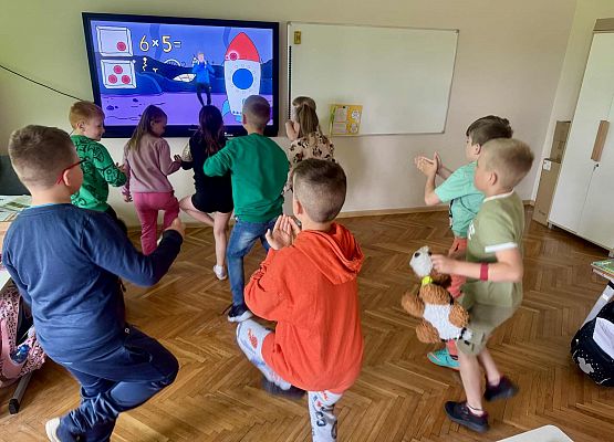 uczniowie klas młodszych ćwiczą