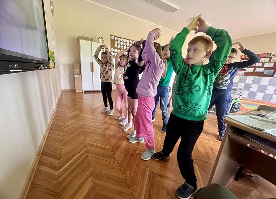 uczniowie klas młodszych ćwiczą