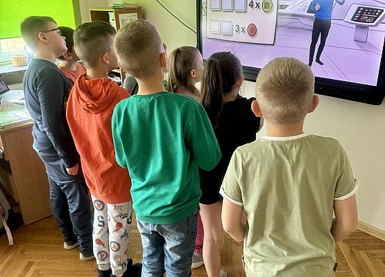 uczniowie klas młodszych ćwiczą