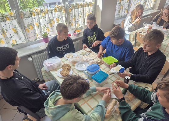 chłopcy wykonują zadanie