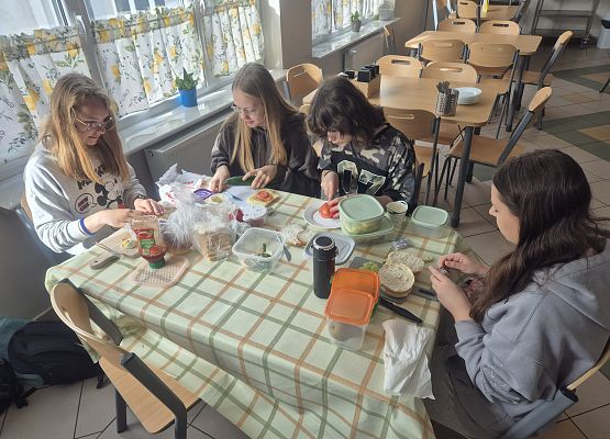 uczennice przygotowują kanapki