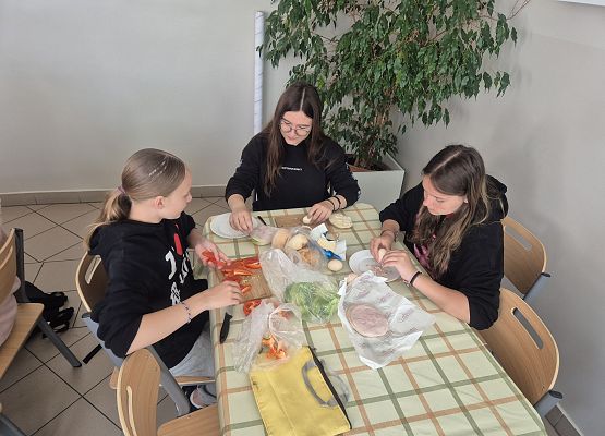 uczennice wykonują kanapki