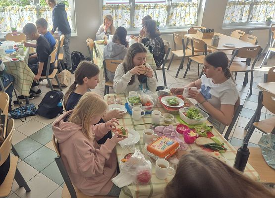 uczniowie jedz a kanapki