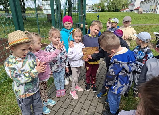 dzieci stoją w grupie