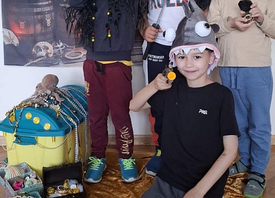 dzieci w strojach pirackich