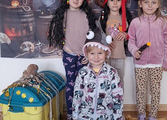 dzieci w strojach pirackich