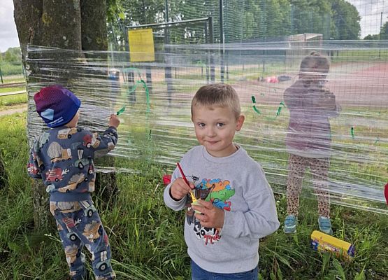dzieci malują na folii