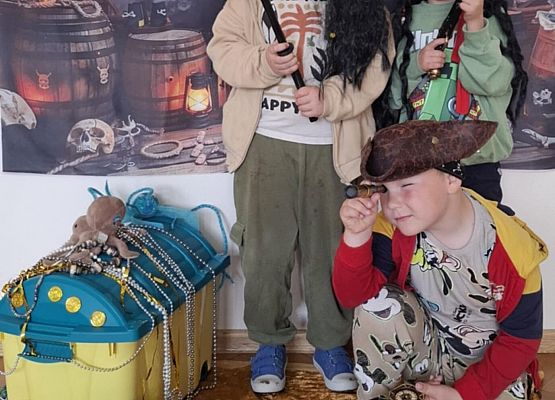 dzieci w strojach pirackich