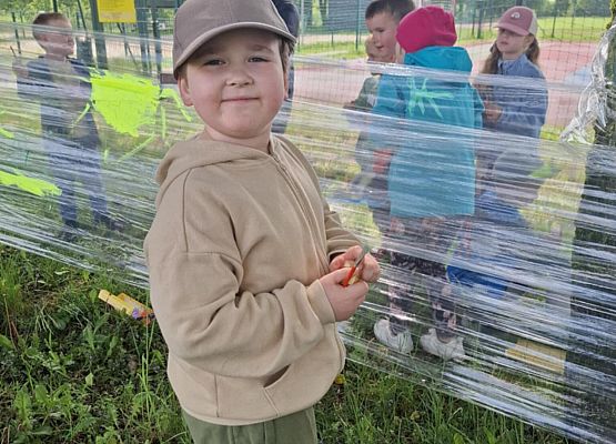 chłopiec maluje na folii