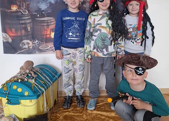 dzieci w strojach pirackich