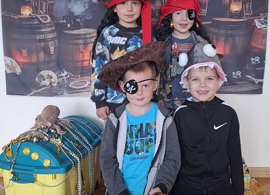 dzieci w strojach pirackich