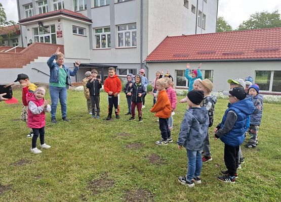 dzieci bawią się bańkami mydlanymi