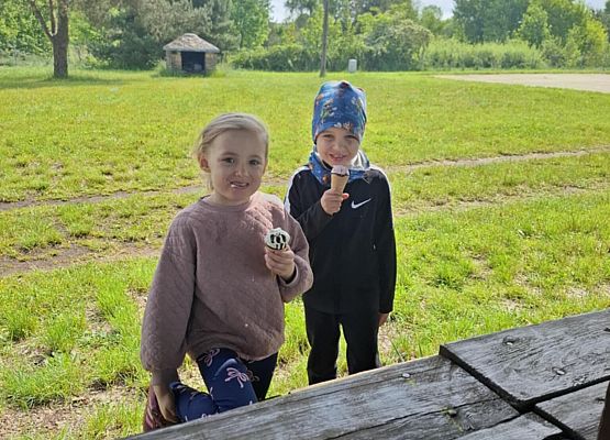 dzieci jedzą lody