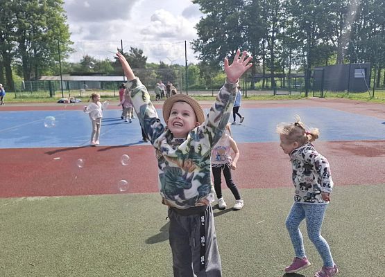 dzieci bawią się bańkami mydlanymi