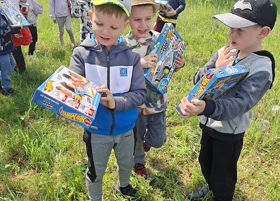 chłopcy oglądają upominki