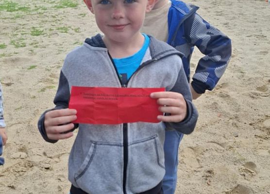 chłopiec z czerwoną kopertą