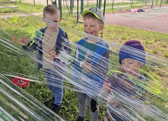 dzieci malują na streczu