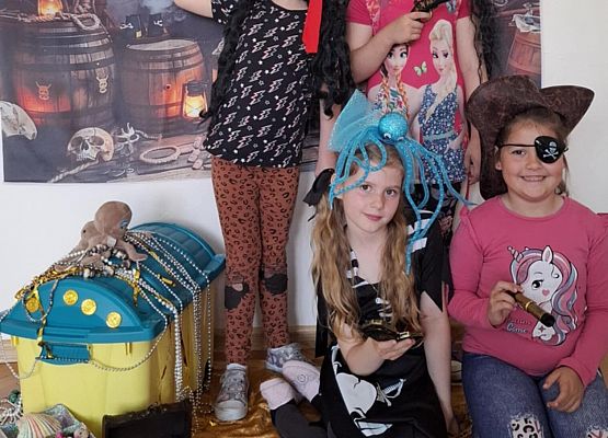 dzieci w strojach pirackich