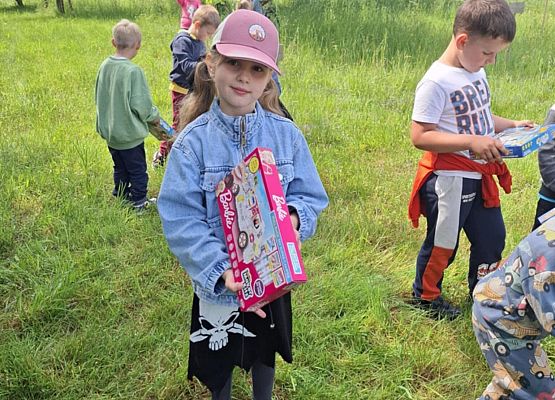 dzieci szukają skarbów