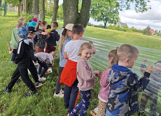 dzieci malują na streczu