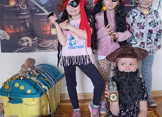 dzieci w strojach pirackich