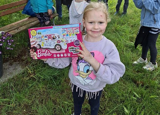 dziewczynka pokazuje nagrodę, którą otrzymała