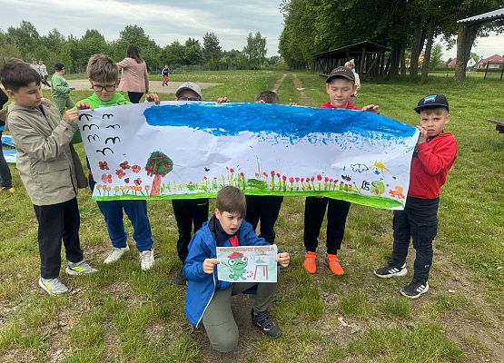 uczniowie prezentują wykonany plakat