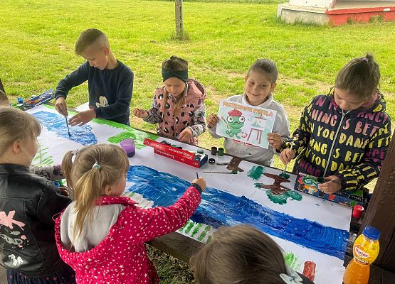 dzieci robią plakat