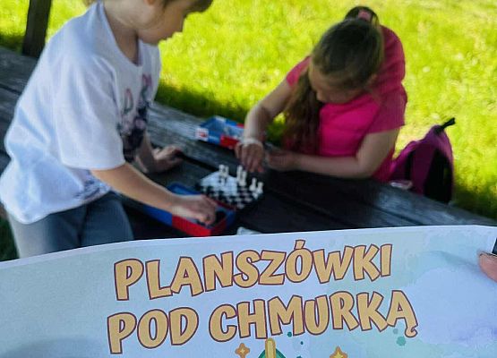 dzieci grają w gry planszowe
