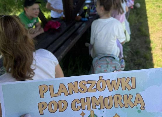 dzieci grają w gry planszowe