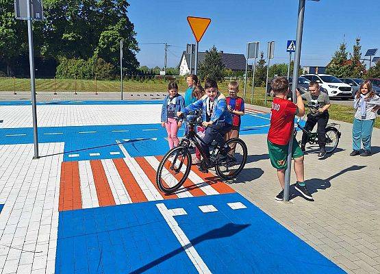 dzieci jeżdżą na rowerach