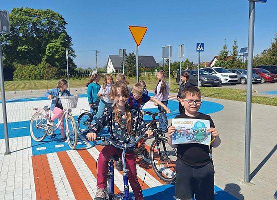 dzieci jeżdżą na rowerach