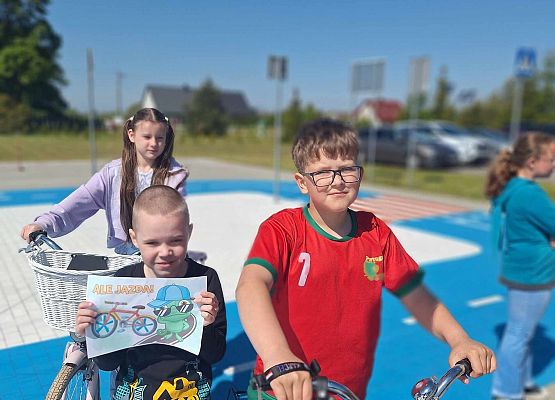 dzieci jeżdżą na rowerach