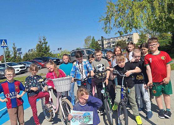 dzieci jeżdżą na rowerach