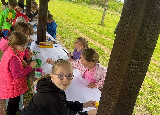 dzieci malują plakat