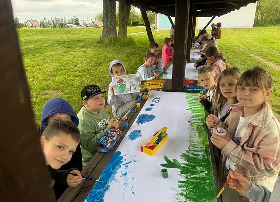 dzieci malują plakat