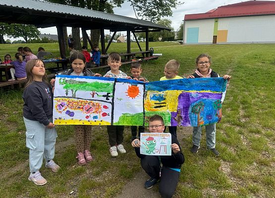 uczniowie prezentują wykonany plakat