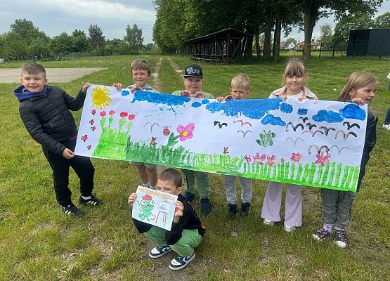 uczniowie prezentują wykonany plakat